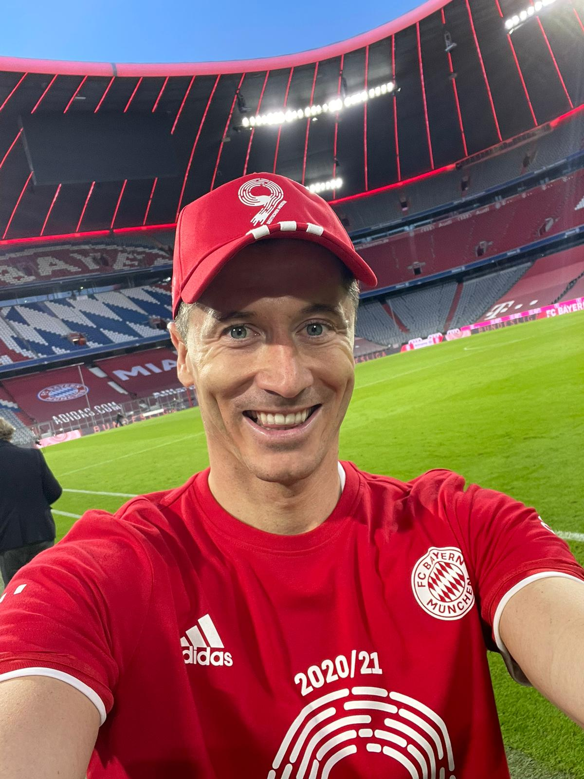 莱万多夫斯基官方宣布夺冠新规,热火引发争议!赛场气氛高涨 莱万多夫斯基官方宣布夺冠新规,热火引发争议!赛场气氛高涨